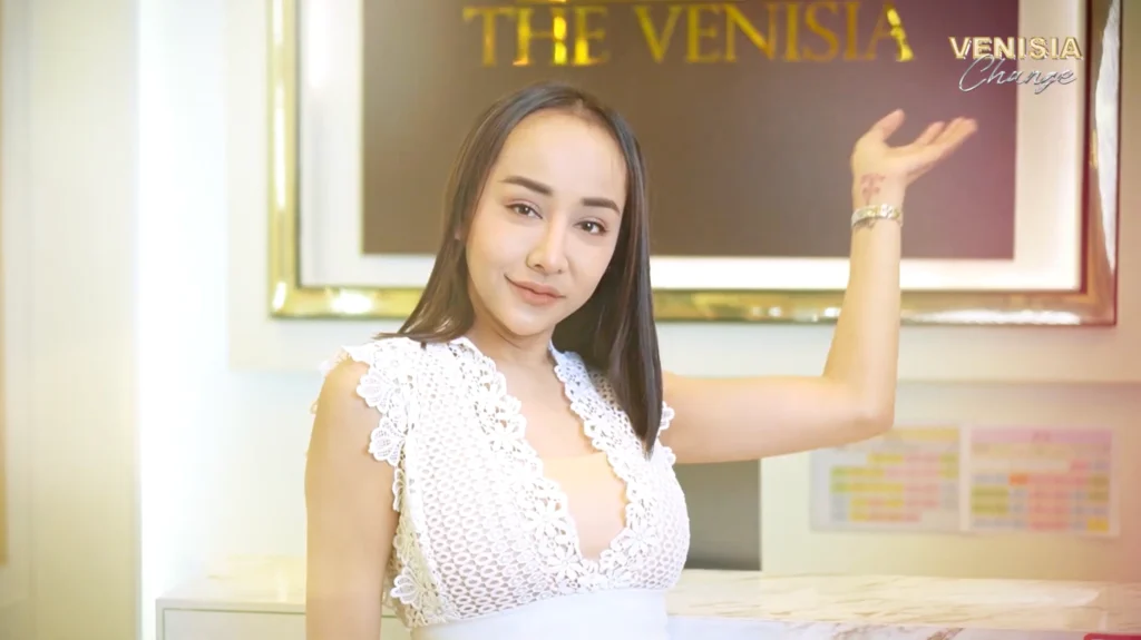 นางโชว์ยิ้มอย่างมั่นใจหลังแก้ไขปัญหาใต้ตาคล้ำที่ The Venisia Clinic